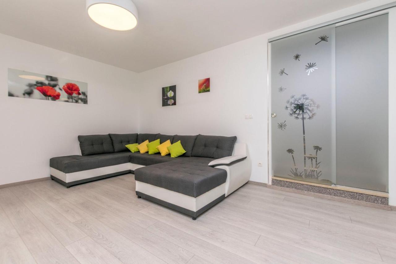 Duće Apartment Dora מראה חיצוני תמונה